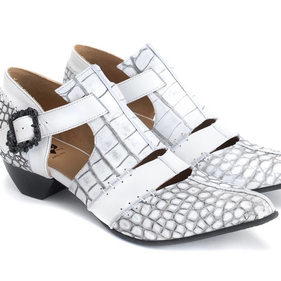 John Fluevog Alicia White Croc, t-strap shoes, skull buckle. Sz 8 fits like a 7. - Picture 8 of 10